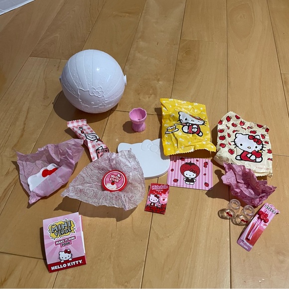 New mini verse hello kitty strawberry milk mini food set - Picture 3 of 6